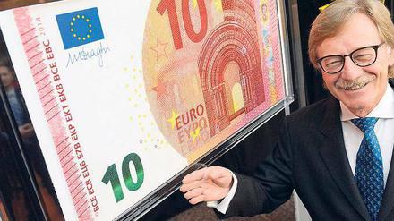 Den neuen Geldschein stellte am Montag EZB-Direktor Yves Mersch in Frankfurt/Main vor. Foto: dpa