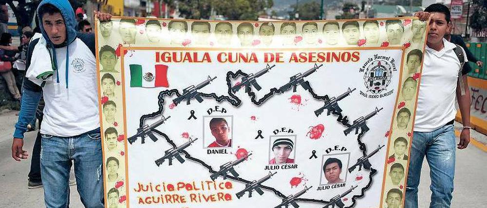 Protest gegen Polizei und Drogenkartelle. Linksgerichtete Studenten demonstrieren nach dem Tod ihrer Kommilitonen gegen die Gewalt in Iguala. 