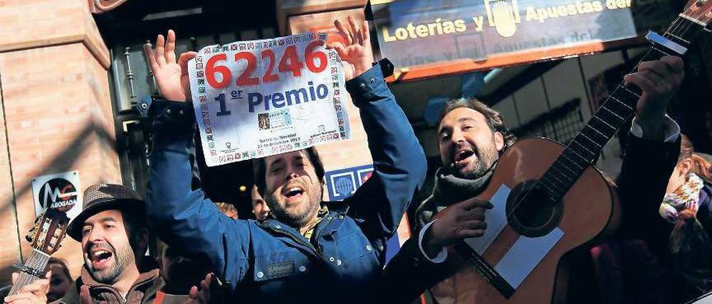 Dicker Gewinn. Einwohner von Sanlucar la Mayor durften sich 2013 freuen. Nun fiebert Spanien wieder „El Gordo“ entgegen.