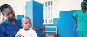 Der 14 Monate alte Lamin, dessen Eltern und Geschwister an Ebola gestorben sind, sitzt auf dem Schoß einer Krankenschwester in Sierra Leone. 