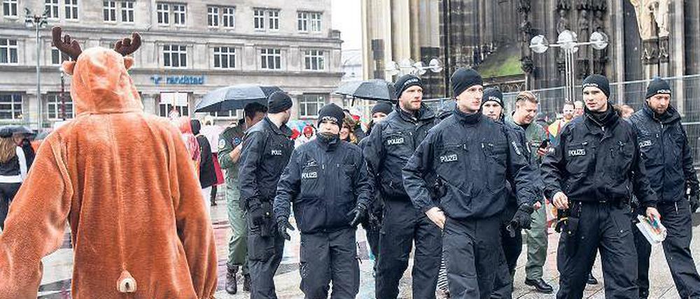 Parallelwelten. Bilder ohne Polizei hatten bei der Weiberfastnacht zum Auftakt des Kölner Straßenkarnevals am Donnerstag Seltenheitswert.