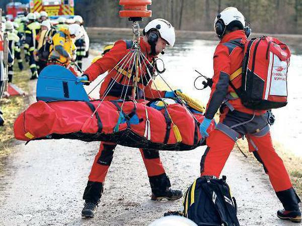 Schwer zugänglich: Die Rettungskräfte hatten große Mühe, die vielen Verletzten zu bergen. Hunderte Helfer waren im Einsatz, die von etwa 15 Hubschraubern unterstützt wurden. 
