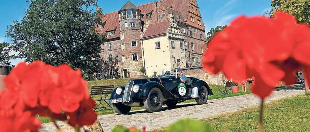 Blaublut. Leopold Prinz von Bayern gibt mit 73 noch gern Gas. Er sitzt in einem BMW 328 von 1937. 