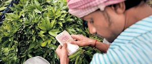 Ein Blumenverkäufer in Kalkutta akzeptiert nur noch kleine Geldscheine.