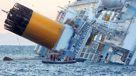 Gesunkener Riese. Am 13. Januar 2012 kamen 32 Menschen ums Leben, nachdem das Kreuzfahrtschiff Costa Concordia gegen eine Klippe gefahren war. 