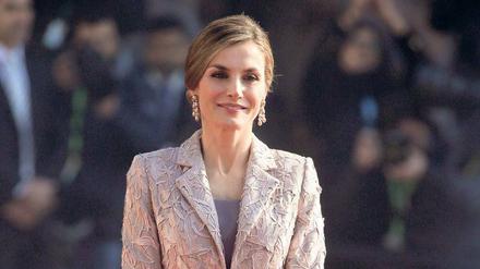 Stilbildend. Wenn Königin Letizia eine Bluse einer bekannten Marke trägt, ist diese am nächsten Tag ausverkauft. 