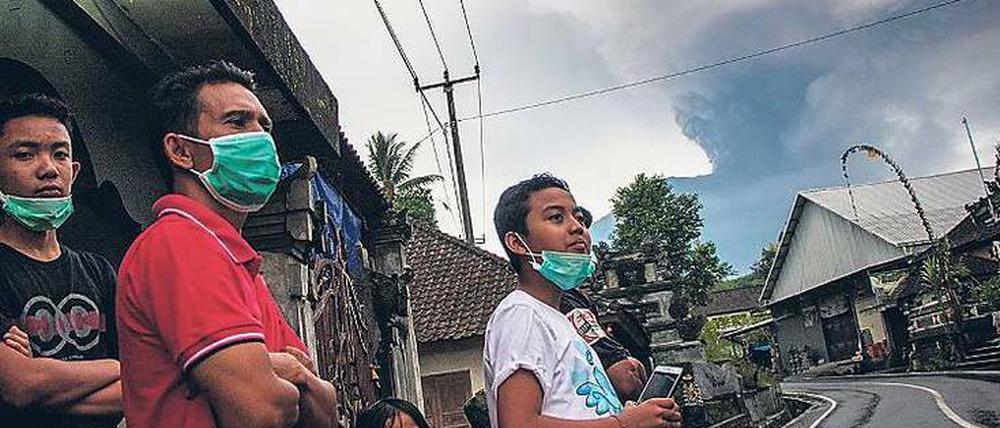 Der Vulkan Mount Agung ist mittlerweile so aktiv, dass viele Menschen Atemschutzmasken tragen.