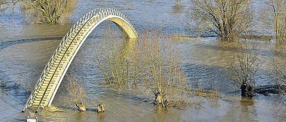 Trockenen Fußes kann man diese Brücke im niederländischen Nijmegen derzeit nicht überqueren. 