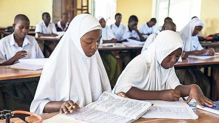 Der Schulbesuch ist in Tansania eine wichtige Lebenschance. Wer schwanger wird, hat sie verspielt. 