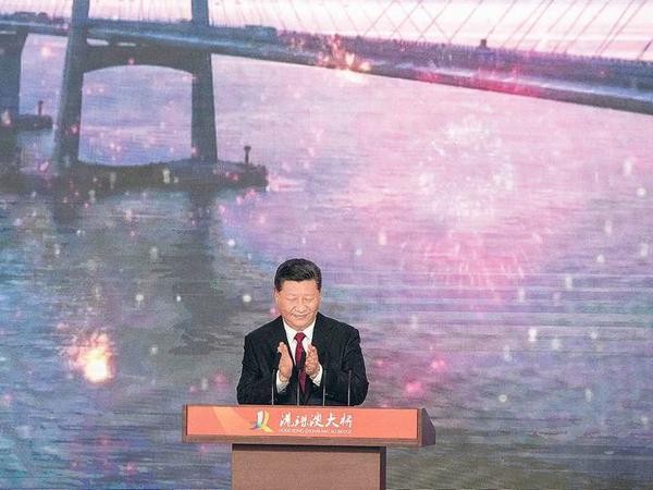 China Staatspräsident Xi Jinping eröffnete am Dienstag die Brücke.