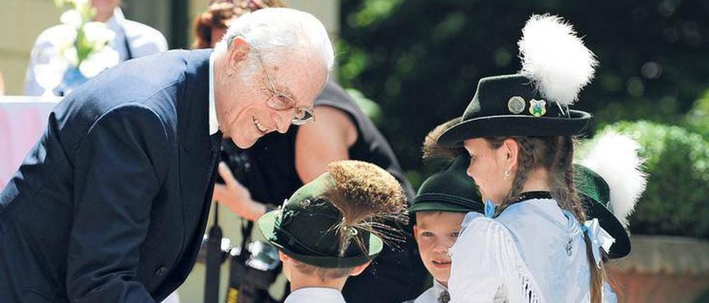 Herzog Franz von Bayern bedankt sich bei seiner Geburtstagsfeier bei jungen Trachtlern. 