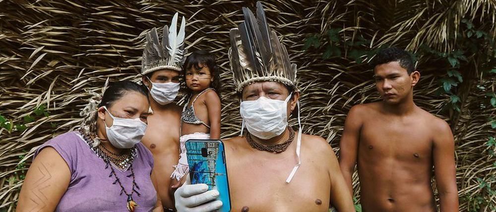 Sprechstunde im Urwald: Ureinwohner der Sahu-Ape-Gemeinschaft kontaktieren einen Arzt per Smartphone. 