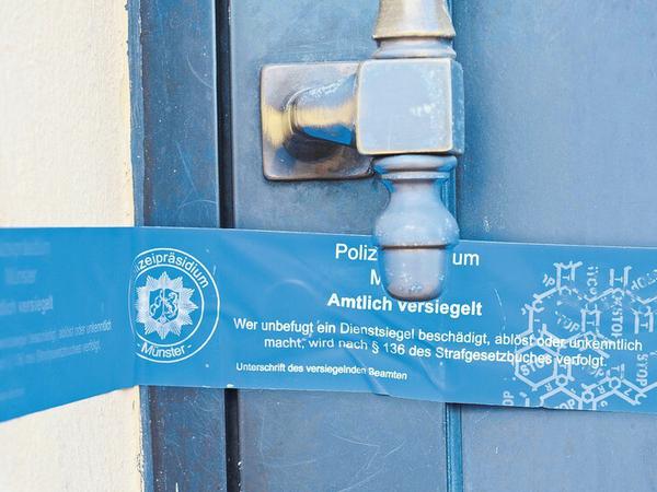 Versiegelt. Ein Siegel der Polizei klebt an einer Tür in Finowfurt in Brandenburg.