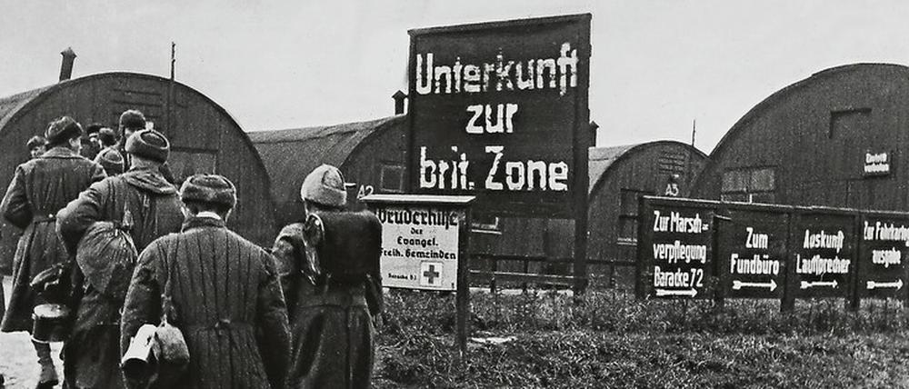 Die britische Armee eröffnet im Sommer 1945 das Auffanglager.