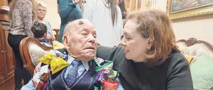 Er sei stets zufrieden gewesen, hatte Saturnino de la Fuente - hier mit Gästen bei seinem 110. Geburtstag - gesagt.