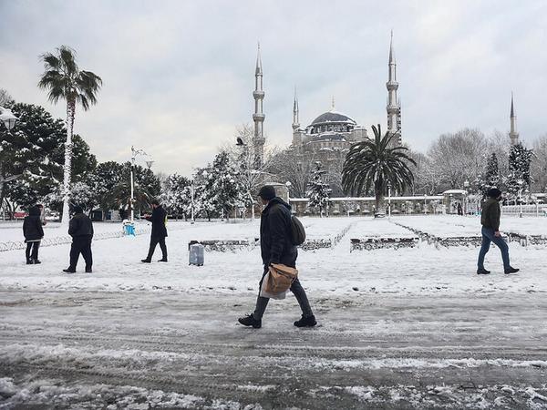 In Istanbul präsentiert sich die Blaue Moschee ganz in Weiß. 
