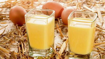 Da kommt was ins Glas. Eierlikör ist besonders zur Osterzeit beliebt, inzwischen wird er nicht nur pur, sondern gerne auch als Mixgetränk getrunken – vor allem in der Altersklasse unter 40. 