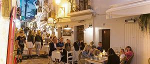Üppige Mahlzeiten. Auf Ibiza genießen Gäste ihr Abendessen im Freien. Foto: Imago/Jürgen Held