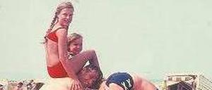 Strandkorbpyramide. So sah das perfekte Sommerglück 1966 in Niendorf an der Ostsee aus.