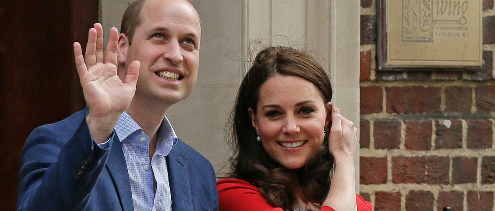 Der britische Prinz William und Herzogin Kate stehen mit ihrem neugeborenen Kind vor dem St. Mary·s Hospital in London. 