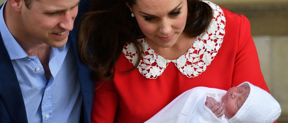 William und Kate stehen am Montag mit ihrem neugeborenen Kind vor dem St. Mary·s Hospital im Londoner Stadtteil Paddington. 