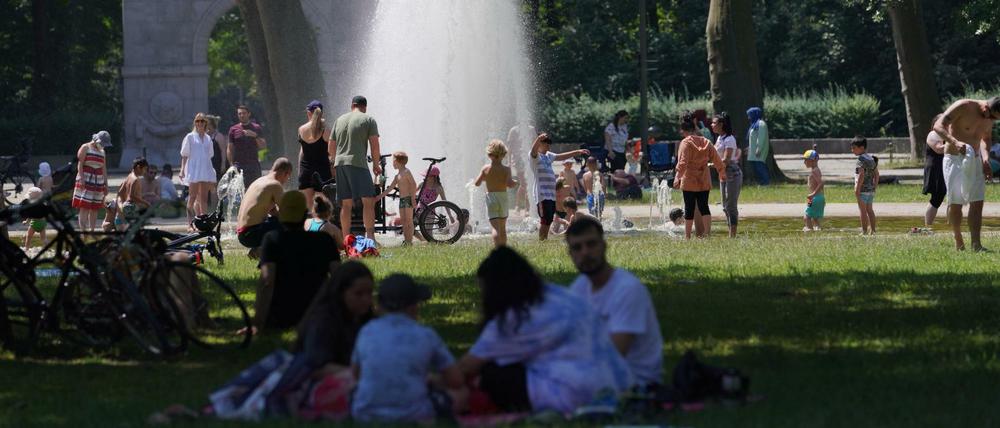 Nicht nur in Berlin halten sich bei hochsommerlichen Temperaturen viele Menschen in Parks auf.