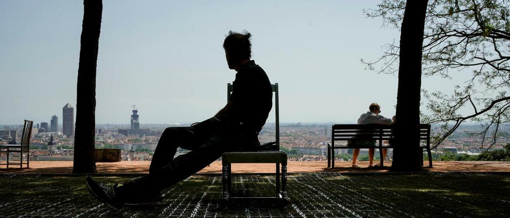 Ein Mann in Lyon sucht Schatten während der Hitzewelle in Zentralfrankreich