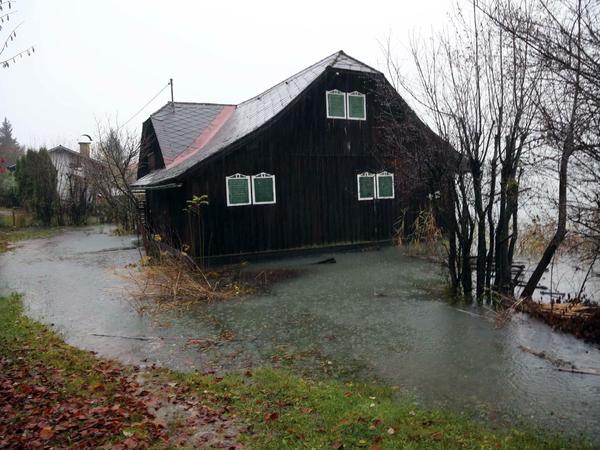 Österreich, Faak Am See: Nach starken Regenfällen im Süden des Landes kam es zu Überschwemmungen. 