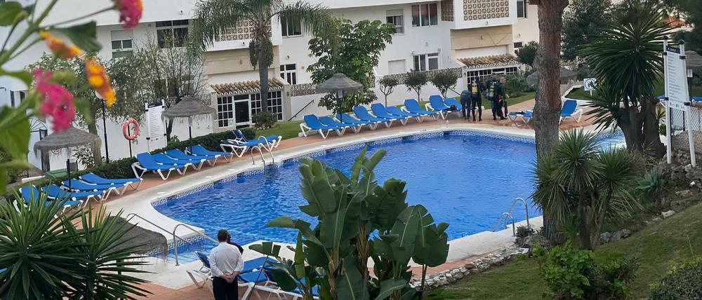 Zivilschutztaucher arbeiten an einem Schwimmbad in der Ferienanlage Club La Costa World in der Nähe von Malaga. Während ihres Urlaubs an der Costa del Sol sind ein Mädchen, sein großer Bruder und sein Vater an Heiligabend im Pool einer Hotelanlage ertrunken.