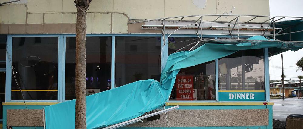 Zerstörungen an einem Restaurant durch "Florence" in Myrtle Beach (North Carolina).