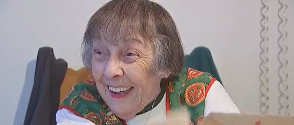 Die 89-jährige Angelina Gonsalvez zeigt sich auf Twitter überglücklich über den Brief ihres verstorbenen Mannes. 