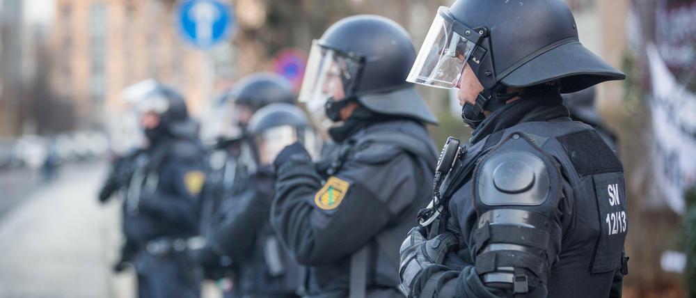 Ein Polizist soll in Dresden Antifa-Demonstranten gedroht haben, dass sie sich „eine Kugel fangen“.