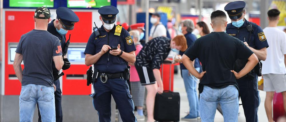 Aus der Bahn zur Landespolizei München. Die Landesbehörden sind für Maskenverweigerer zuständig.