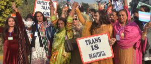 Demonstrierende trans Menschen Lahore.