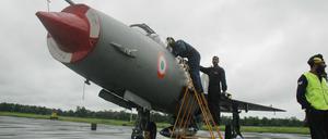 Personal der indischen Luftwaffe wartet ein MiG-21-Flugzeug am Luftwaffenstützpunkt Tezpur (Symbolbild).