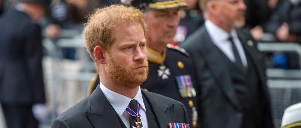 Prinz Harry folgt dem Sarg von Königin Elisabeth II. mit der königlichen Standarte auf der Horse Guards Road während des Trauerzuges. 