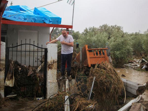 Ein Mann vor seinem zerstörten Haus im Zentrum Griechenlands.
