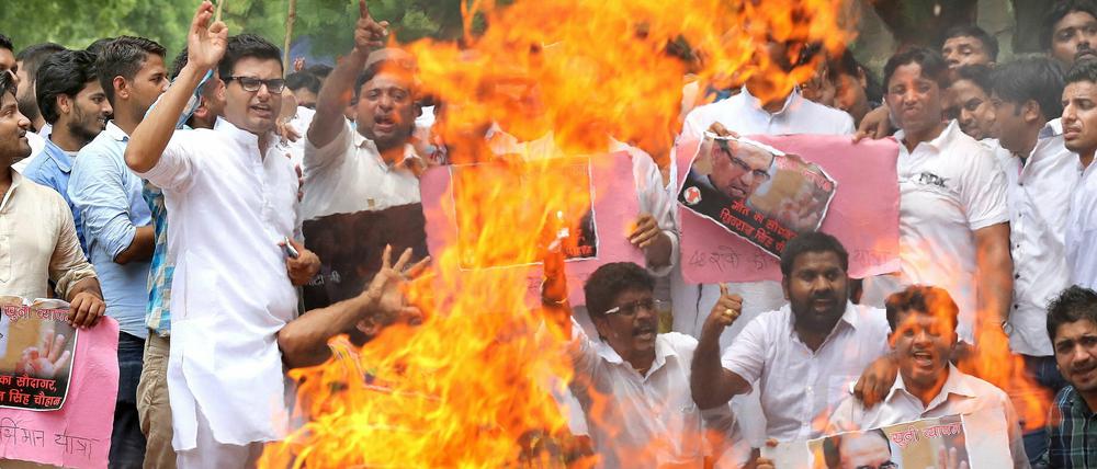 Mitglieder der Nachwuchsparteiorganisation Indischer Jugendkongress demonstrieren in Neu-Delhi gegen die Vertuschung der mutmaßlichen Mordserie.