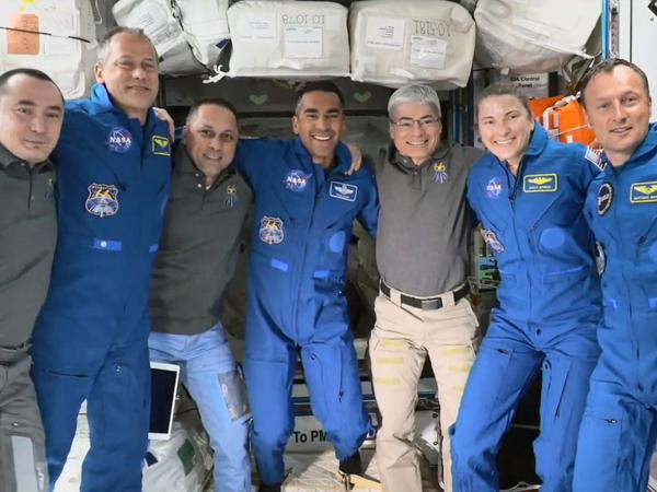 Die Besatzung nach der Ankunft von SpaceX Crew-3 an der Internationalen Raumstation (ISS).