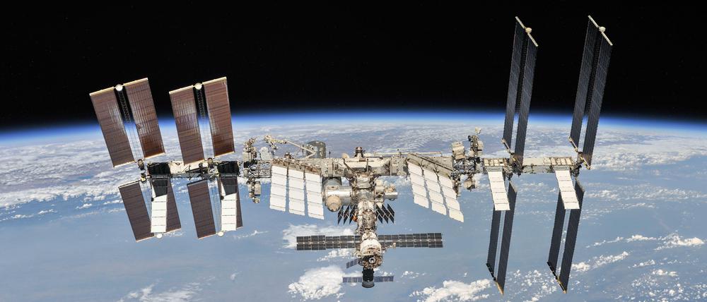 Die ISS hat seit 1998 insgesamt 232 Menschen beherbergt. Für eine Runde um die Erde braucht sie etwa 90 Minuten.