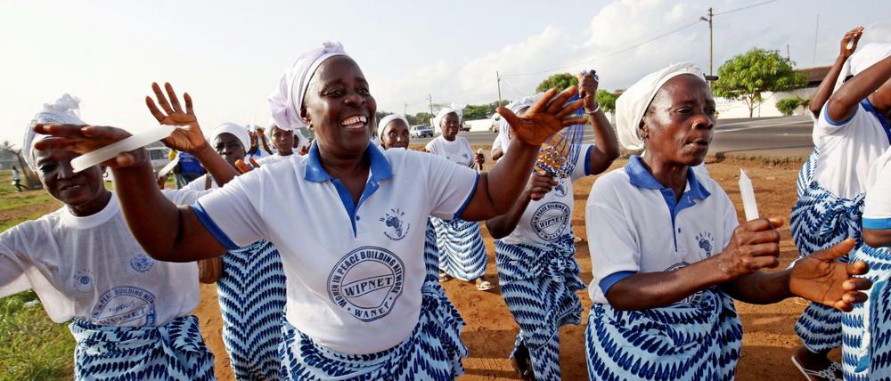 Bereits im Mai 2015 feierten Frauen in Liberia die Nachricht, dass das Land frei von Ebola war.