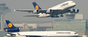 Eine Maschine der Lufthansa startet am Flughafen Frankfurt. 