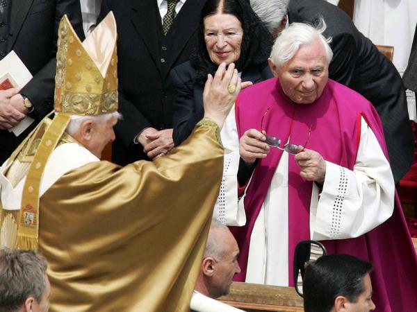 Papst Benedikt XVI. neben seinem mittlerweile verstorbenen Bruder Georg Ratzinger.