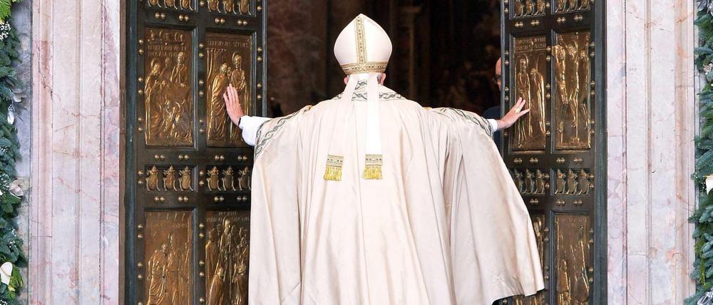 Papst Franziskus öffnet am Dienstag die Heilige Pforte des Petersdoms, die nur in "Heiligen Jahren" aufgetan wird. 