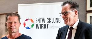 Sind sich einig: Til Schweiger (l), Schauspieler und Regisseur, und Gerd Müller (CSU), Bundesminister für wirtschaftliche Zusammenarbeit und Entwicklung.