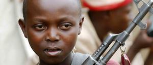 Ein Kindersoldat 2003 im Kongo.