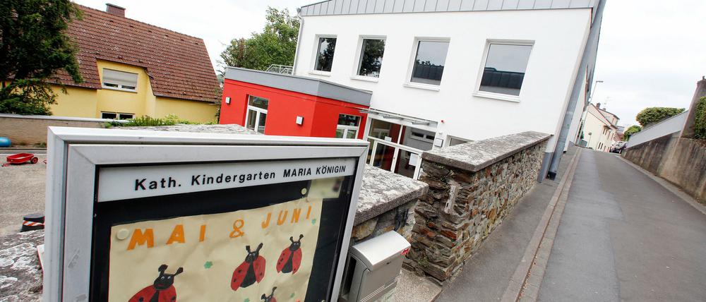 Blick auf die geschlossene Katholische Kindertagesstätte "Maria Königin", aufgenommen am 10.06.2015 in Mainz-Weisenau (Rheinland-Pfalz). In dieser Kindertagesstätte soll es zu sexuellen Übergriffen unter Kindern gekommen sein - Die Kita wurde daraufhin geschlossen.