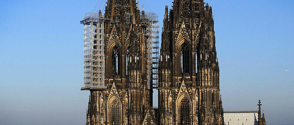 Seit 2011 hängt an der Westfassade des Kölner Doms ein Baugerüst. Ab Ende der Woche soll es zum ersten Mal wieder freie Sicht auf den Dom geben.