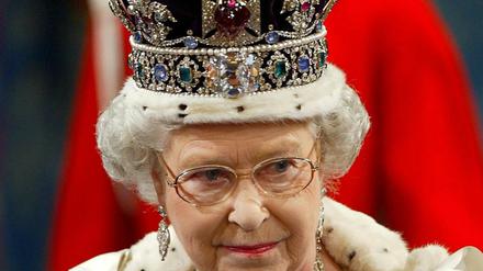 Königin Elizabeth II. trägt vor einer Rede zur Parlamentseröffnung in London die Krone.