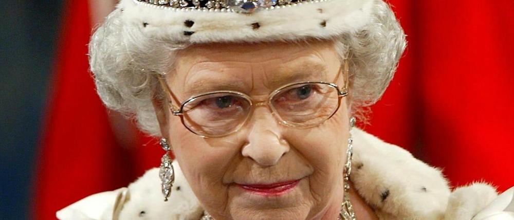 Königin Elizabeth II. trägt vor einer Rede zur Parlamentseröffnung in London die Krone.